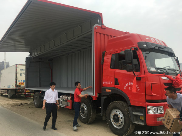 解放悍V9.6米电动双飞厢车今天交车