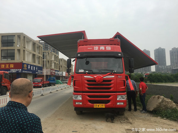 解放悍V9.6米电动双飞厢车今天交车