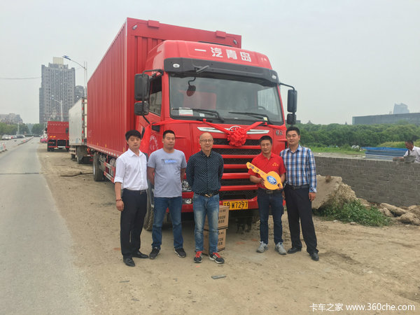 解放悍V9.6米电动双飞厢车今天交车