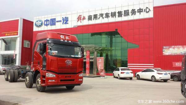 新车到店 济宁解放J6P载货车自重9.6吨