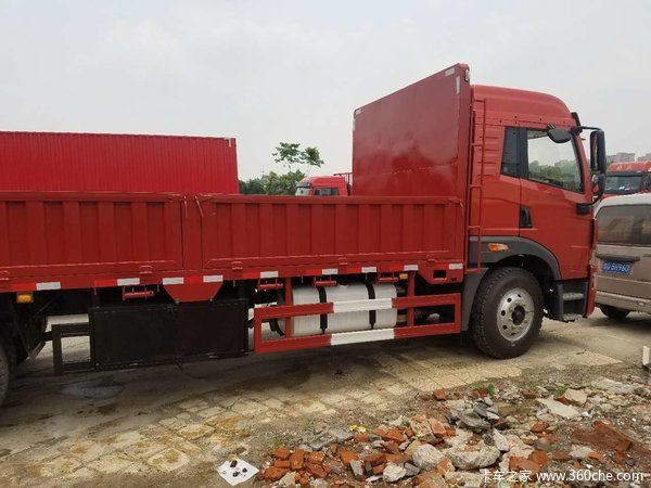 陆v180马力6.8米栏板车今天交车