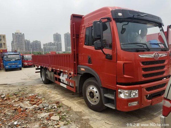 陆v180马力6.8米栏板车今天交车