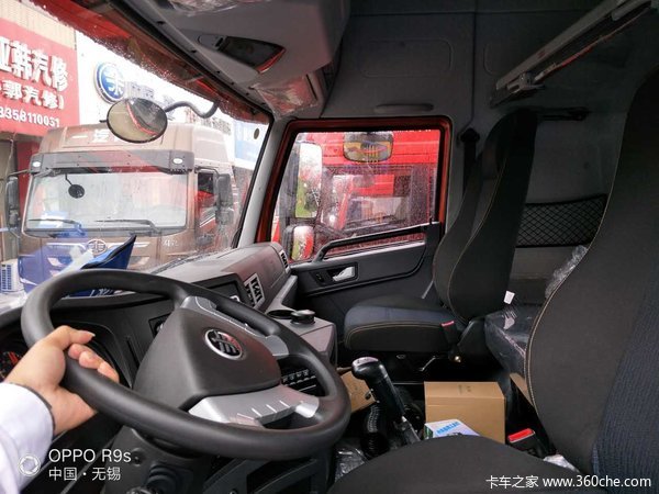 青岛解放天V重卡6X4牵引车今日到店