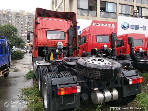 青岛解放天V重卡6X4牵引车今日到店