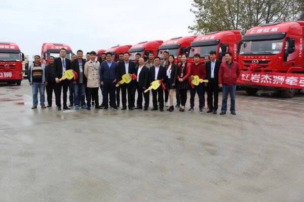 交车20台已定70台杰狮牵引车交付客户