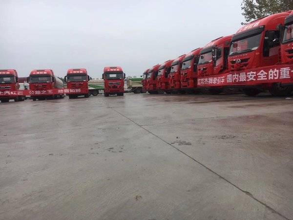 交车20台已定70台杰狮牵引车交付客户