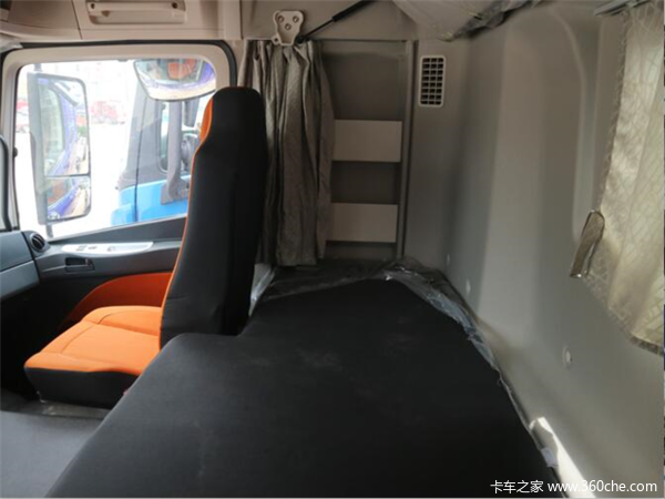 欧曼gtl 2017款拥有超大的驾驶空间,全新的内饰,其中卧铺加宽150mm