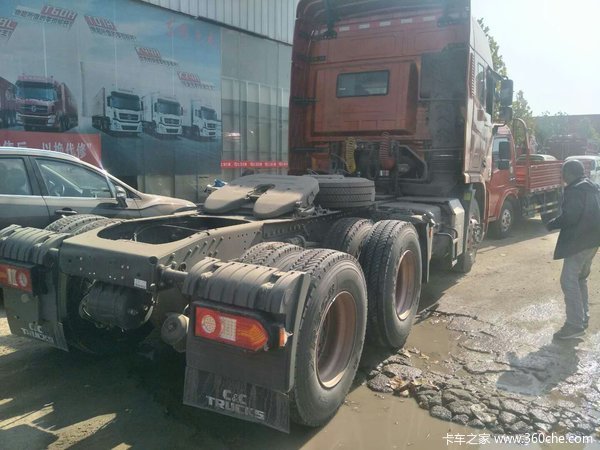 联合卡车6*4U520新车到店