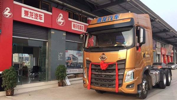 现场交车1台 南充乘龙H7牵引车交付客户