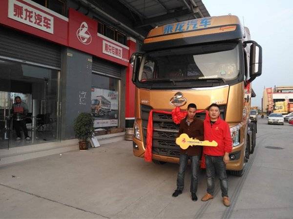 现场交车1台 南充乘龙H7牵引车交付客户