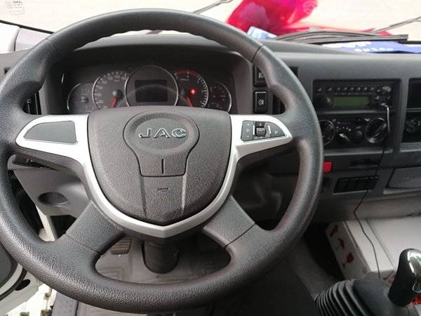 2米单排厢式轻卡装配单排驾驶室,动力方面,搭载江淮动力hfc4da1-2d