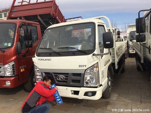 现场交车1台 包头富华汽车贸易交付客户