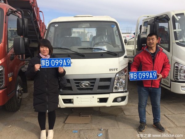 现场交车1台 包头富华汽车贸易交付客户