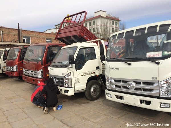 现场交车1台 包头富华汽车贸易交付客户