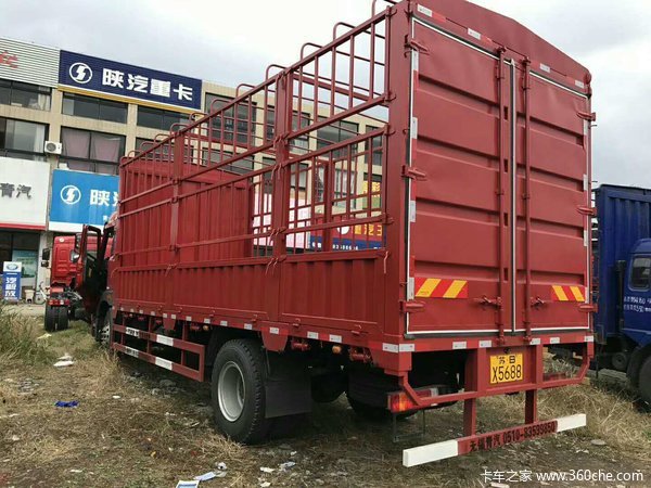 青岛解放 龙VH6.8米仓栅今日交车