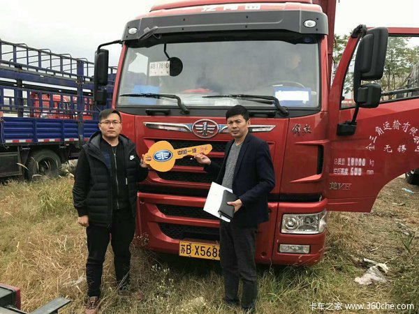 青岛解放 龙VH6.8米仓栅今日交车