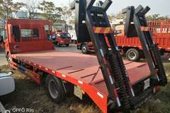 青岛解放龙V6.8米挖掘机平板车到店