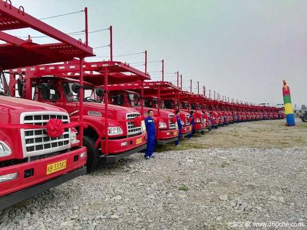 现场交车50台 柳州龙卡牵引车交付客户