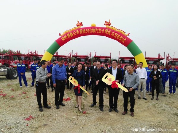 现场交车50台 柳州龙卡牵引车交付客户