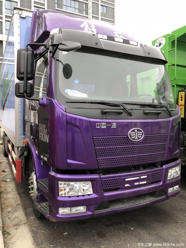 2018款J6L7.7米厢式新车到店