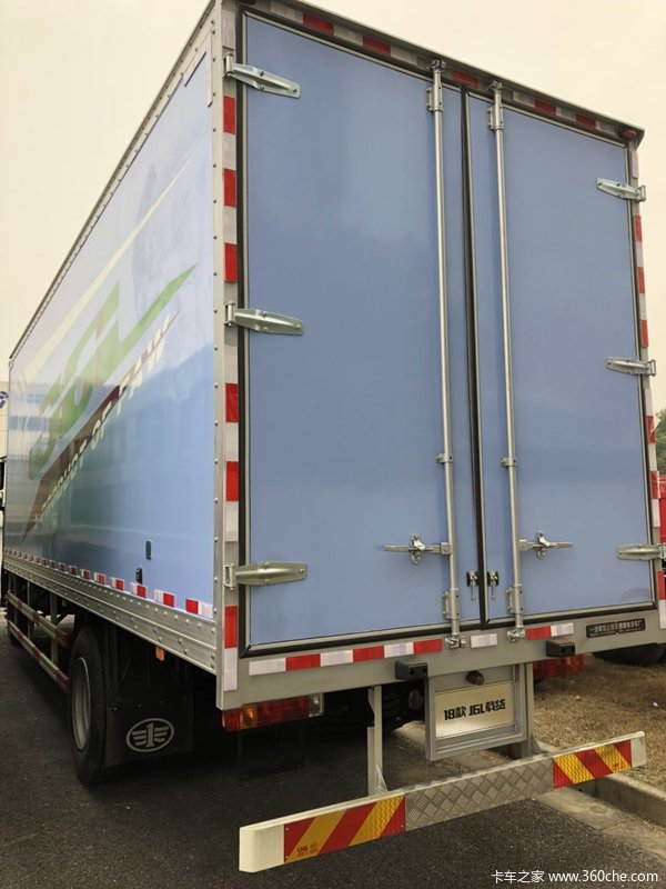 2018款J6L7.7米厢式新车到店
