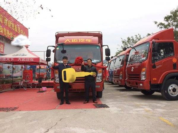 现场交车4台 益通大运载货车交付客户
