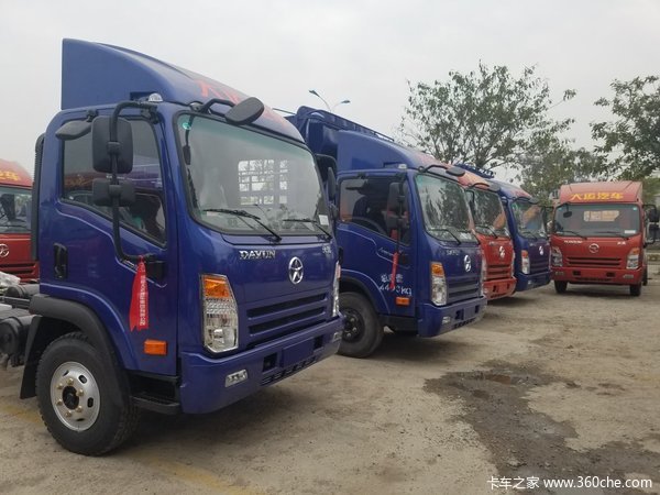 现场交车4台 益通大运载货车交付客户