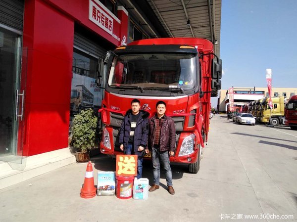 高坪传话物流园乘龙M3载货车交付客户