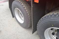 J6P 8X4 载货车到店