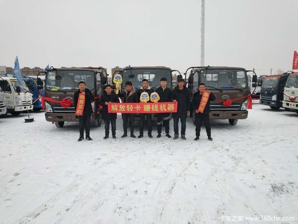 解放轻卡大拜年活动交车
