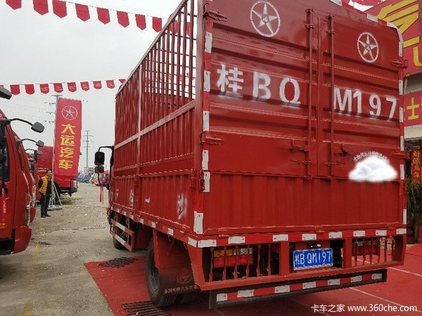 现场交车 柳州益通大运轻卡车交付客户