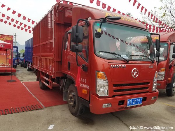 现场交车 柳州益通大运轻卡车交付客户