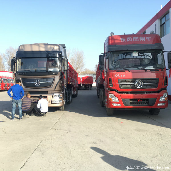 天龙旗舰560交车并教客户使用变速箱