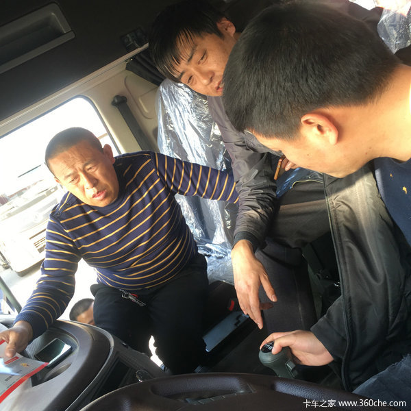 天龙旗舰560交车并教客户使用变速箱