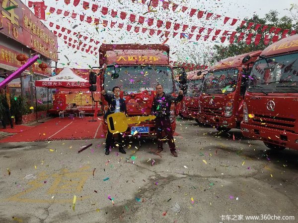 现场交车 柳州益通大运轻卡车交付客户