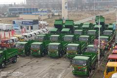 王牌智造绿色出行 东城渣土车交车仪式