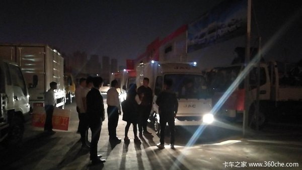 今麦郎夜晚大客户18台交车活动