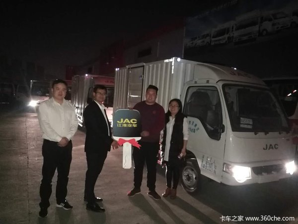 今麦郎夜晚大客户18台交车活动