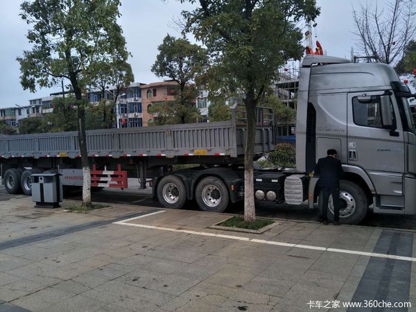 交车2台 吉安峡江东信创虎牵引车交付