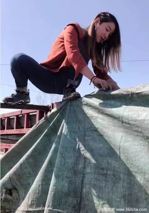 对此,女司机云歌坦然地笑笑:开卡车的乐趣,你不懂.
