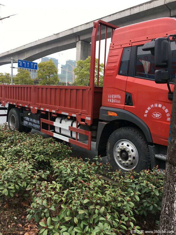 解放龙VH 180马力6.8米栏板车