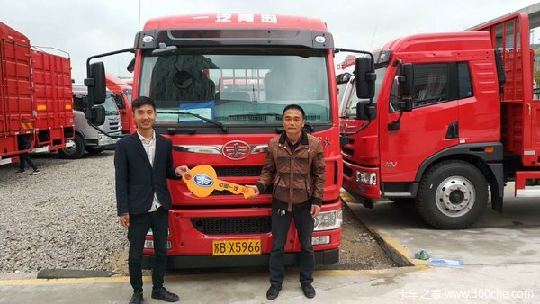 解放龙V 180马力6.8米栏板载货