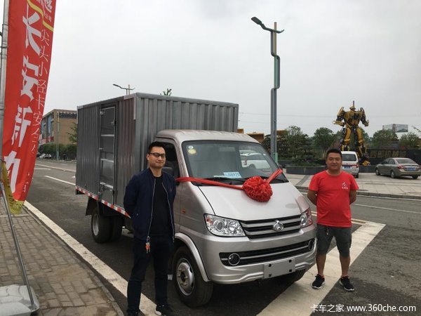 遂宁西部机械城跨越王X5载货车交付客户