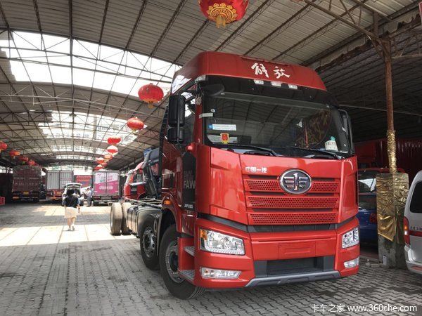 新J6P高顶大驾驶室-载货车到店