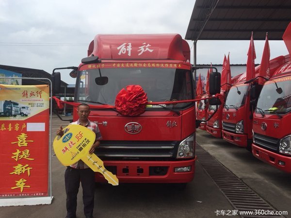 达州市源金汽贸城 虎V仓栅车交付客户