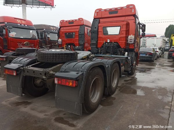 自重7.8吨 济宁解放J6P 牵引车新车到店