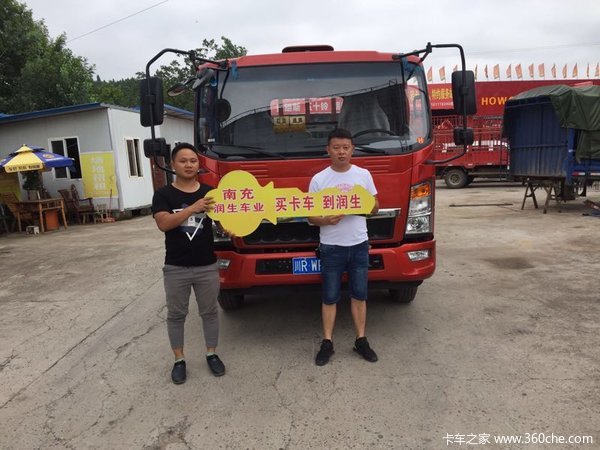 南充市润生车业悍将载货车成功交付客户