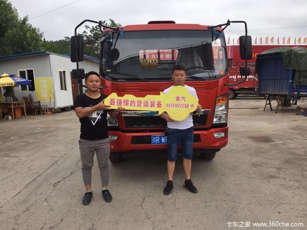 南充市润生车业悍将载货车成功交付客户