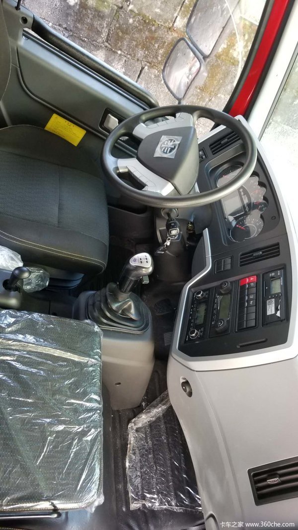 8米排半仓栅式载货车(ca51