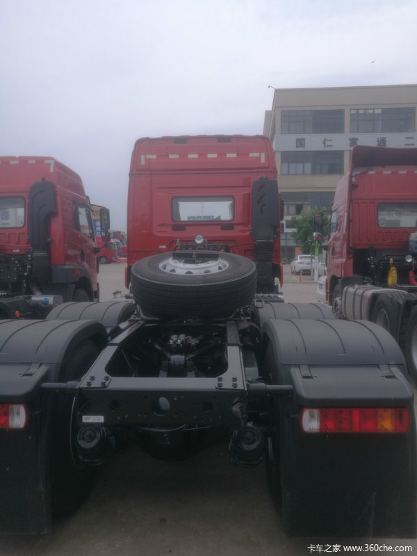 新款JH6 430马力凸地板牵引车